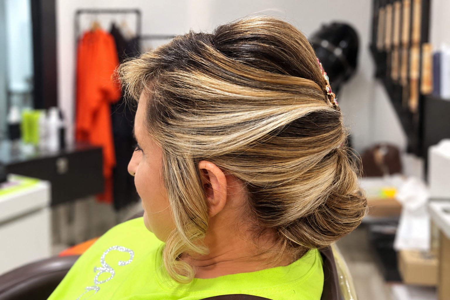 Trabajo de peluquería en el salón